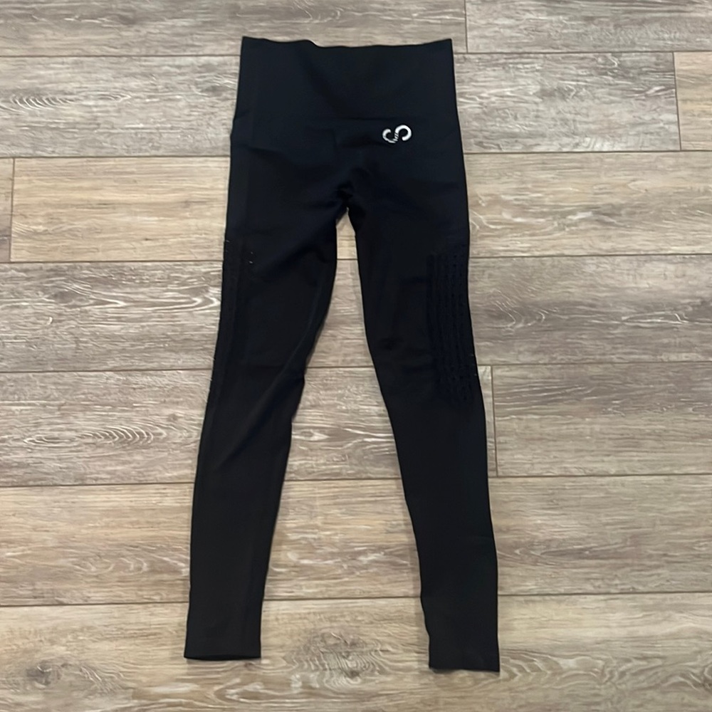 Curvesncombatboots black booty scrunch leggings